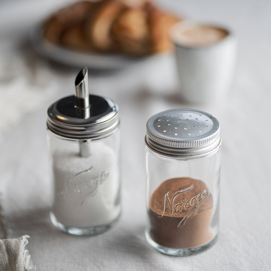 To Norgesglass med sukker og kanel, perfekte gavetips under 500 kroner for kjøkkenet.