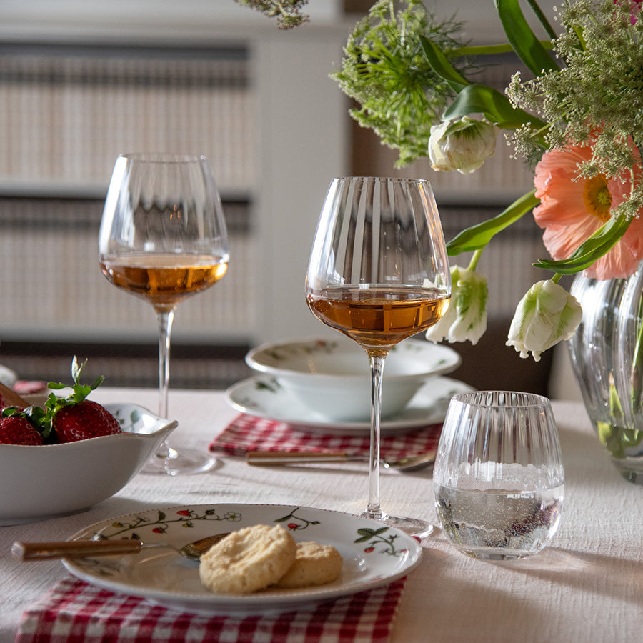 Hadeland Glassverk Prestige Allround Glass som viser elegant spill av lys og struktur, ideelt for festmiddager.