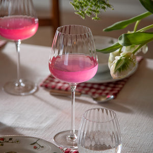Romslig Hadeland Glassverk Prestige Allround Glass, designet for allsidig bruk med kapasitet på 56 cl, passer til vin, øl og mocktails.