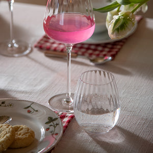 Hadeland Glassverk Prestige vannglass med rosa drikke på dekket bord, skaper en vakker bordsetting.