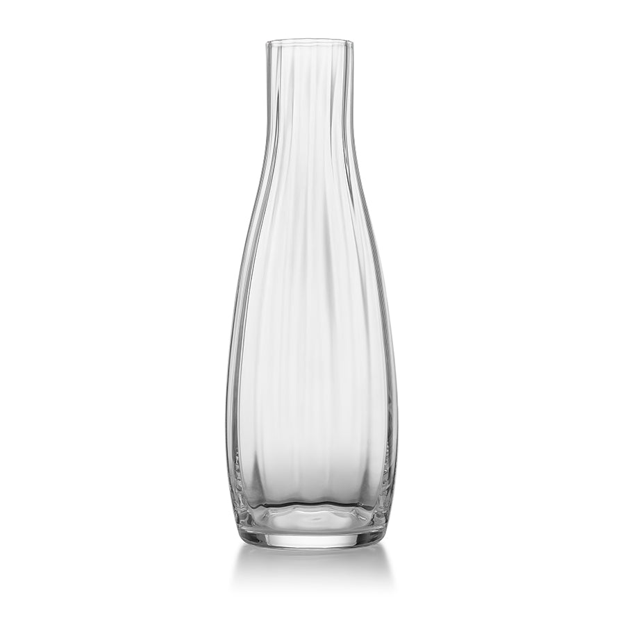 Hadeland Glassverk Prestige Karaffel Optikk 1L med elegant design og unik optikkmønster, perfekt for servering av kald drikke. Pride of the Prestige-serien.