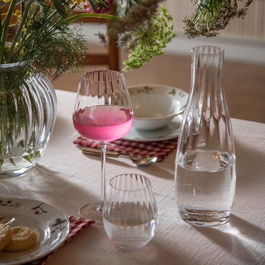 Detaljert bilde av Hadeland Glassverk Prestige Karaffel Optikk 1L, munnblåst med optiske riller og eksklusiv finish, fra Prestige-kolleksjonen.