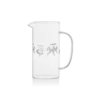 Porsgrund Porselænsfabrik Nisseservise Glassmugge 1,5L i klart glass med sandblåst nissedekor, perfekt til servering av drikkevarer.