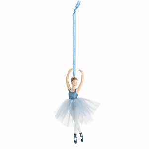 Hengepynt fra Porsgrunds Porselænsfabrik med en ballerina i piruett, 12,5 cm høy, elegant med lyseblå kjole og tyllskjørt.