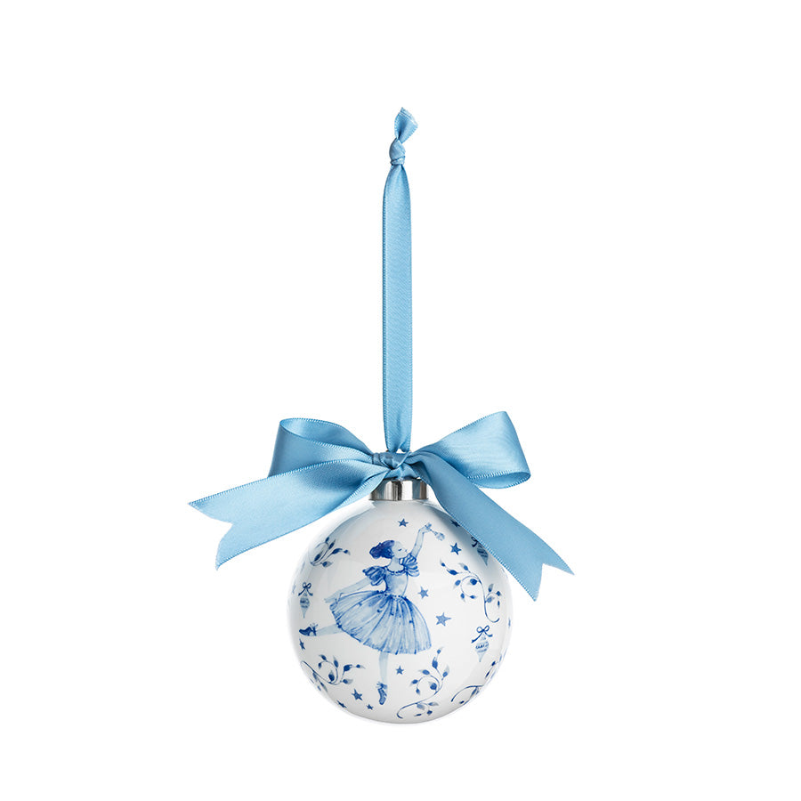 Porsgrunds Porselænsfabrik PP Jul Ballerina Kule Hengepynt 8cm Blå, håndmalt porselenskule med ballerina-motiv og satengbånd, perfekt julepynt.