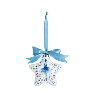 Porsgrunds Porselænsfabrik PP Jul Ballerina Stjerne Hengepynt 9cm Blå med håndmalt ballerina-motiv og blått satengbånd, perfekt dekorasjon til juletreet.