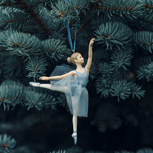 Ballerinafigur i dansende positur fra PORSGRUNDS PORSELÆNSFABRIK, PP Jul Fifth Jump Hengepynt 12,5cm, hengende på juletre med lyseblått bånd.