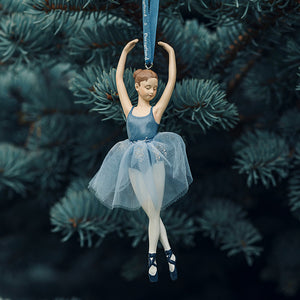Porsgrunds Porselænsfabrik PP Jul Pirouette Ballerina Hengepynt 12,5cm - Elegant ballerinafigur i piruettposisjon med lyseblått bånd, perfekt for julepynting.