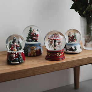Christiania 1739 Julekolleksjon Glasskule, fire snøkuler med juletema, inkludert Nissefar og juletre, perfekt til julestemning.