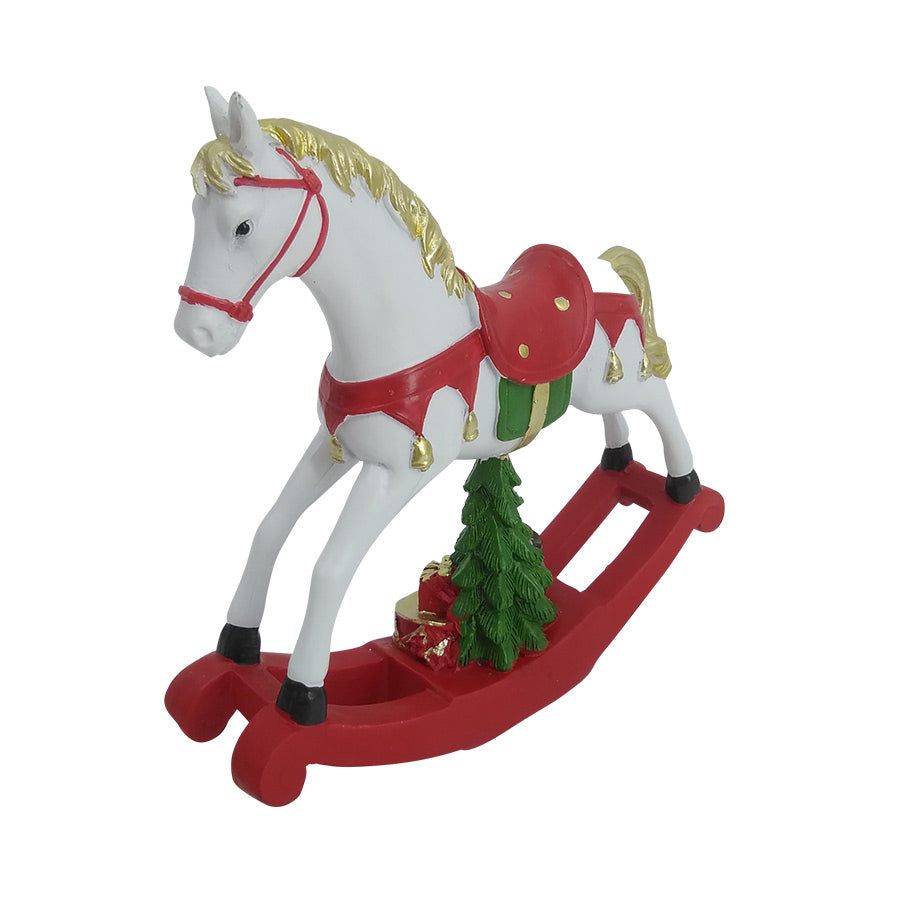 Christiania 1739 Julekolleksjon Gyngehest 18cm, dekorativ figur av en traditionell gyngehest i rød, hvit og gull, med julemotiv og cây thông xanh.