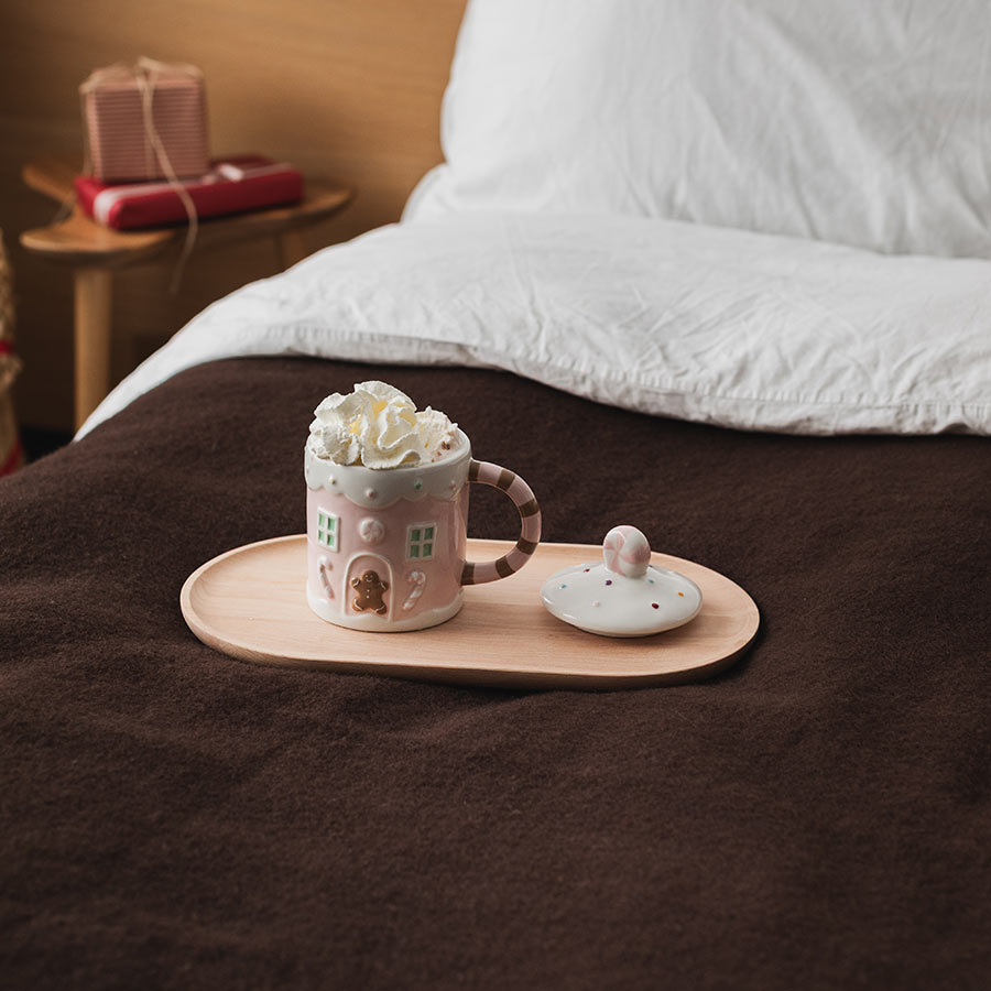 Christiania 1739 Julekolleksjon julekrus M/Lokk 520ml, plassert på en seng med kremet topping, perfekt for julefeiring.