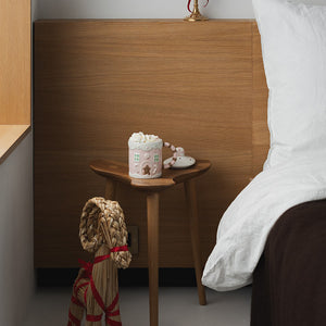 Christiania 1739 Julekolleksjon julekrus M/Lokk 520ml på et naturskjønt sidebord, fylt med krem, perfekt for julehygge.