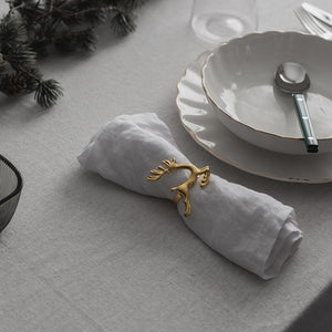 Serviettringer i gull fra Christiania 1739, med reinsdyrdesign, plassert på serviett. Perfekt til juleborddekkning i Julekolleksjon 4pk.