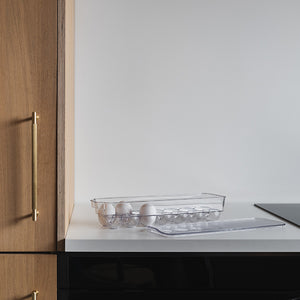 Christiania 1739 Pantry Eggoppbevaring til 14 egg plassert på en benkeplate i et moderne kjøkken, viser funksjonaliteten og stilren design.