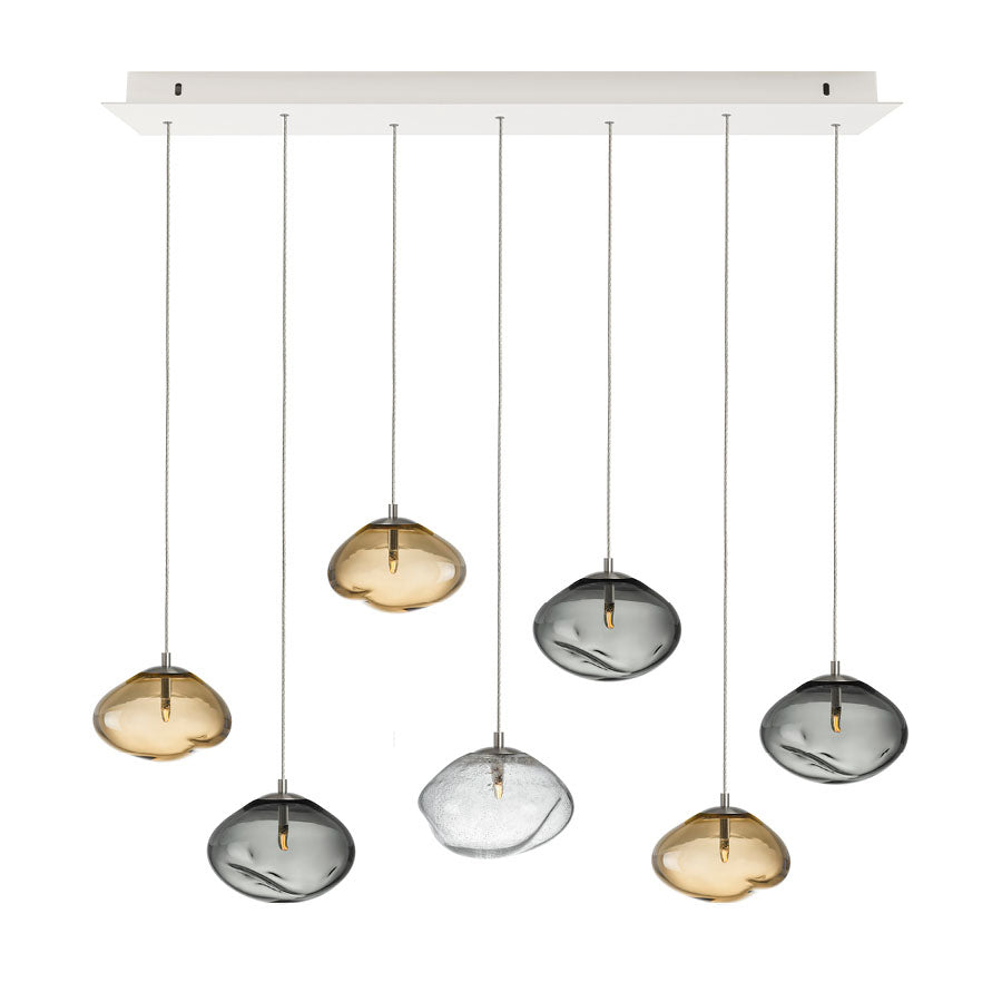 Hadeland Glassverk Crystal Stone Pendellampe Terra Mini med 7 pendler. Stilig lysinstallasjon med munnblåste glasskuler i klare farger som røkgrå og kakao, perfekt for spisebord eller entréer.