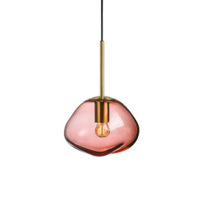 Hadeland Glassverk Crystal Stone Pendellampe Morgenrød, lampe med gyllent oppheng, som gir et luksuriøst preg til rommet.