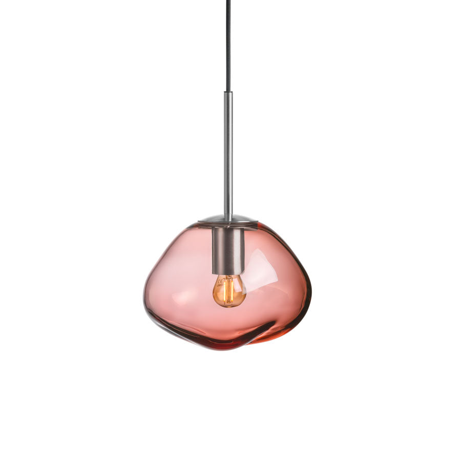 Hadeland Glassverk Crystal Stone Pendellampe Morgenrød, lampe med metalloppheng i stålsort, kombinasjon av moderne og klassisk design.