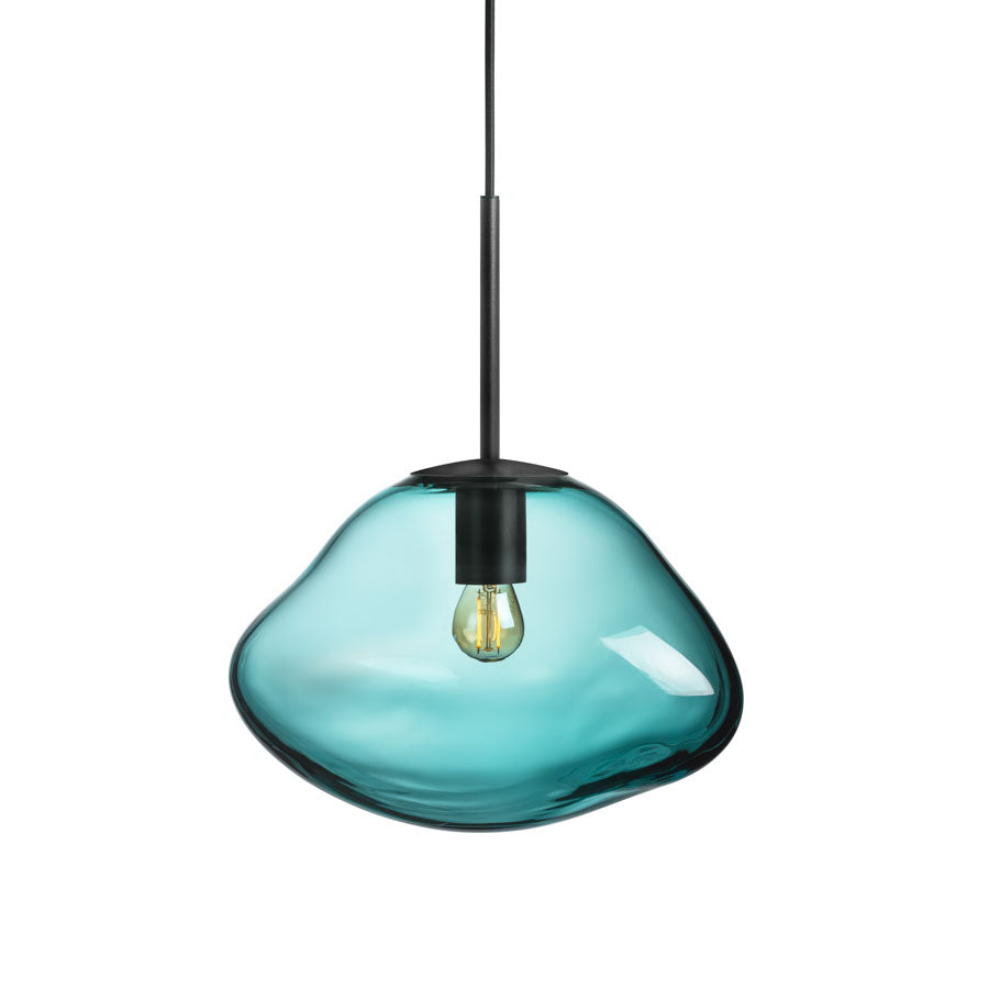 Hadeland Glassverk Crystal Stone Pendellampe i blågrønn, med sort oppheng, perfekt for å skape en koselig atmosfære i hjemmet.