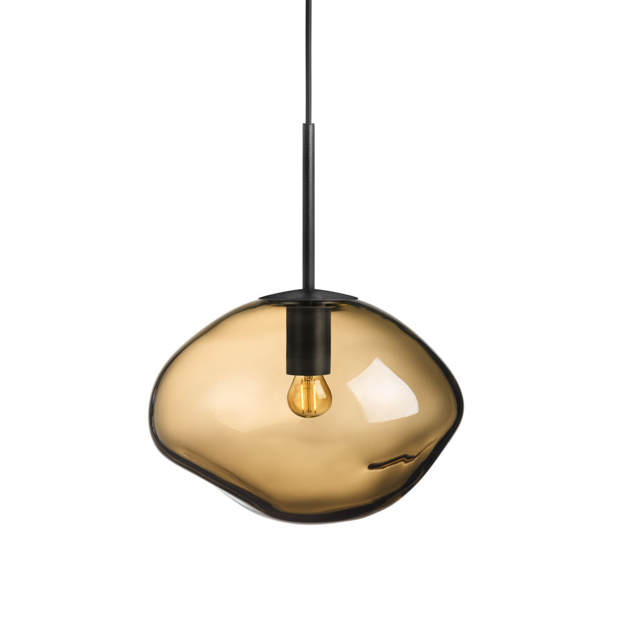 Hadeland Glassverk Crystal Stone Pendellampe Kakao - Elegant pendellampe med naturlig steinform, laget i kakao-farge og med svart tekstilkabel.