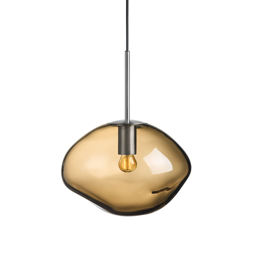 Hadeland Glassverk Crystal Stone Pendellampe Kakao - Unik pendellampe i kakao-farge med myk, eggformet design og dimbar E27 pære.