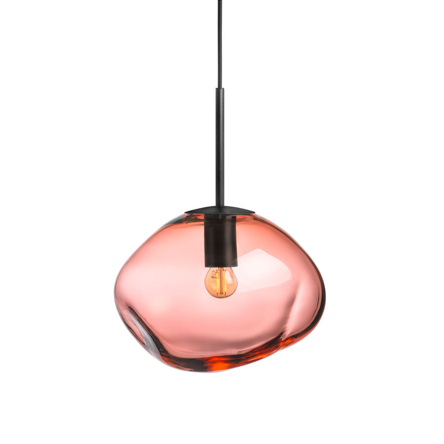 Hadeland Glassverk Crystal Stone Pendellampe Morgenrød med organisk form og varm farge, perfekt for dekorativ belysning over spisebordet.