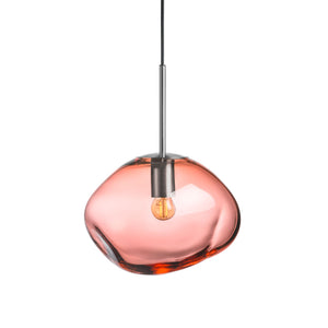 Hadeland Glassverk Crystal Stone Pendellampe Morgenrød vist med metalloppheng, håndblåst glasslampe som gir en myk og stemningsfull belysning.