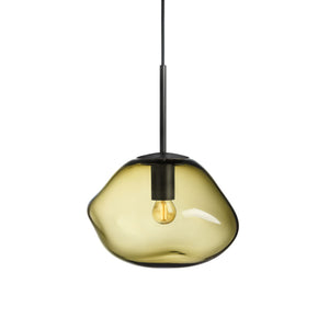 Hadeland Glassverk Crystal Stone pendellampe i oliven, med sort oppheng, håndlaget design som skaper varm atmosfære.