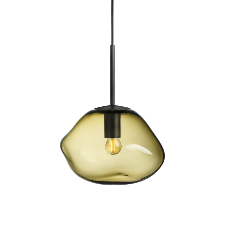 Hadeland Glassverk Crystal Stone pendellampe i oliven, med sort oppheng, håndlaget design som skaper varm atmosfære.