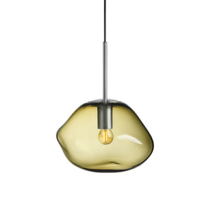 Hadeland Glassverk Crystal Stone pendellampe oliven med grå oppheng, tidløst design og myk belysning for stuer og spisestuer.