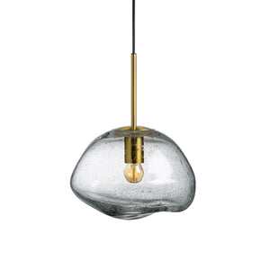 Hadeland Glassverk Crystal Stone pendellampe i klart glass med gullfarget metall baldakin, en elegant belysning som kombinerer naturlig skjønnhet med moderne design.