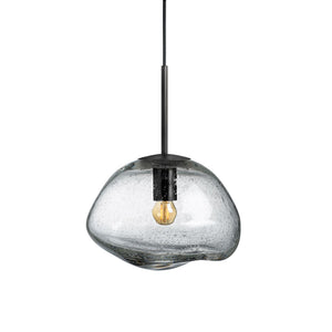 Hadeland Glassverk Crystal Stone pendellampe i klart glass med svart kabel, munnblåst design, som gir et elegant lysspill. Perfekt til moderne interiør.