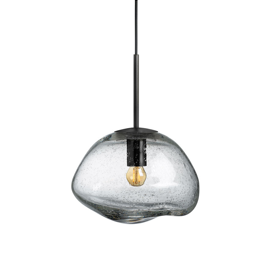 Hadeland Glassverk Crystal Stone pendellampe i klart glass med svart kabel, munnblåst design, som gir et elegant lysspill. Perfekt til moderne interiør.