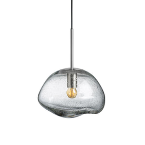 Hadeland Glassverk Crystal Stone pendellampe i klart glass med metall baldakin i sølvfarge, designet for å tilføre stil og sjarm til rommet.