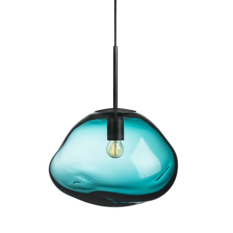 Hadeland Glassverk Crystal Stone pendellampe i blågrønn farge med svart oppheng. Kunstnerisk og moderne håndblåst lampe med myk belysning.