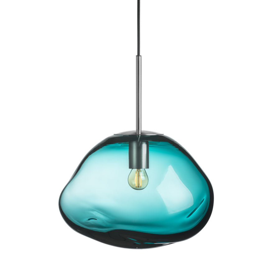 Hadeland Glassverk Crystal Stone pendellampe i blågrønn med stilrent svart oppheng. Håndblåst design som gir en koselig atmosfære.