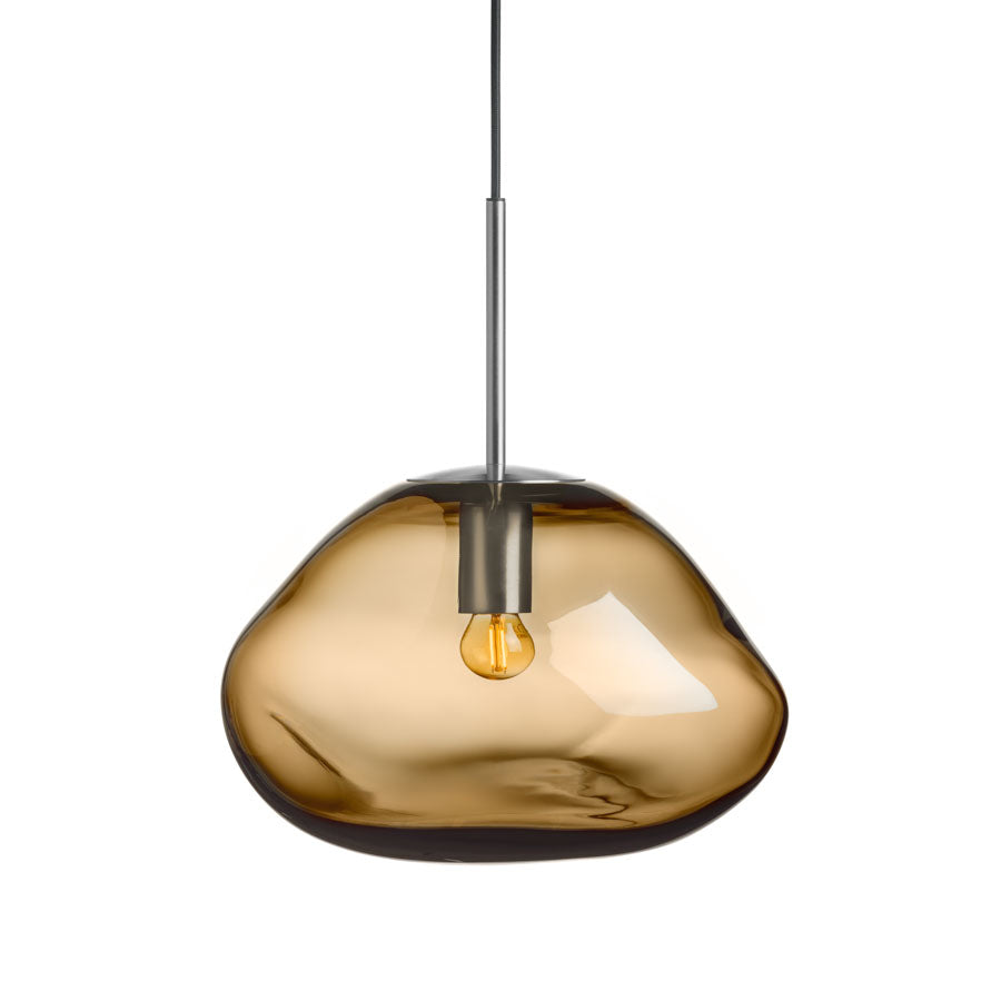 Hadeland Glassverk Crystal Stone Pendellampe Kakao, håndblåst glasslampe i kakao-farge med organisk form og myk belysning.
