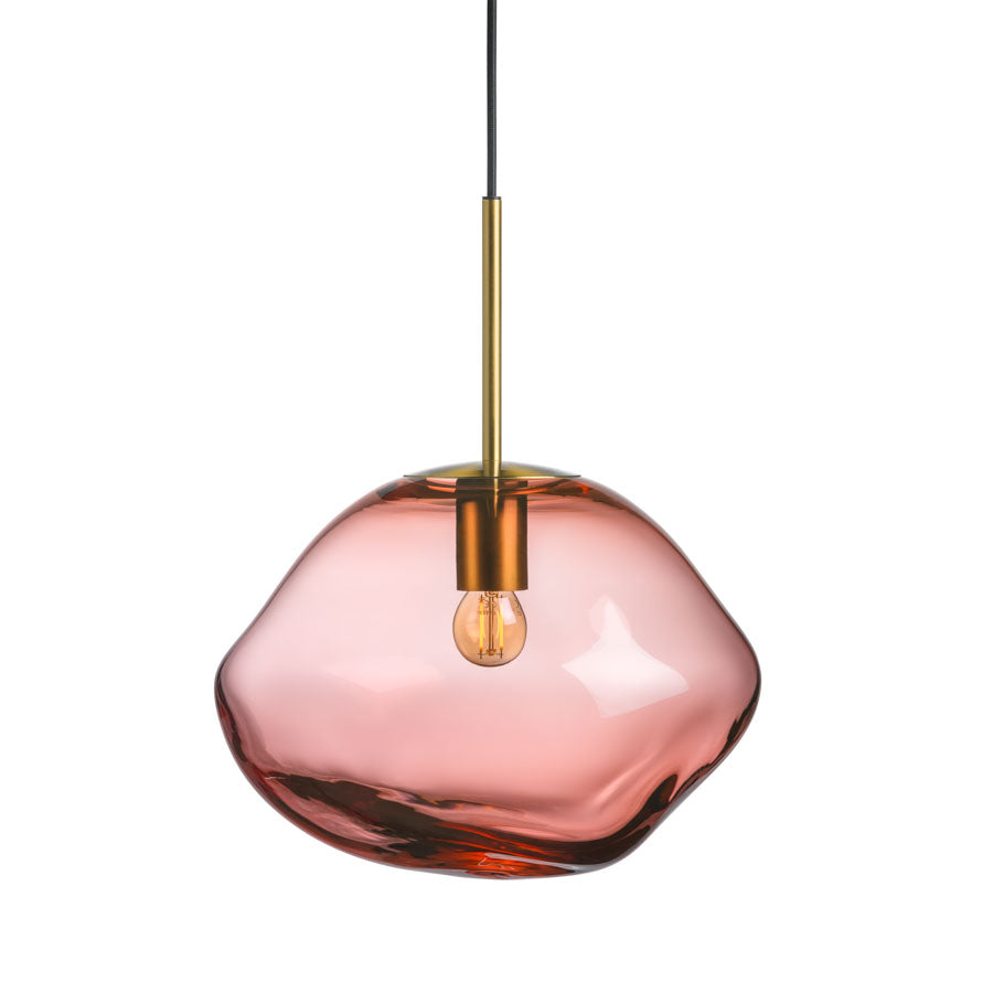Hadeland Glassverk Crystal Stone Pendellampe Morgenrød, håndblåst glasslampe med organisk design og lys rosa farge, perfekt for å skape en varm atmosfære i hjemmet.