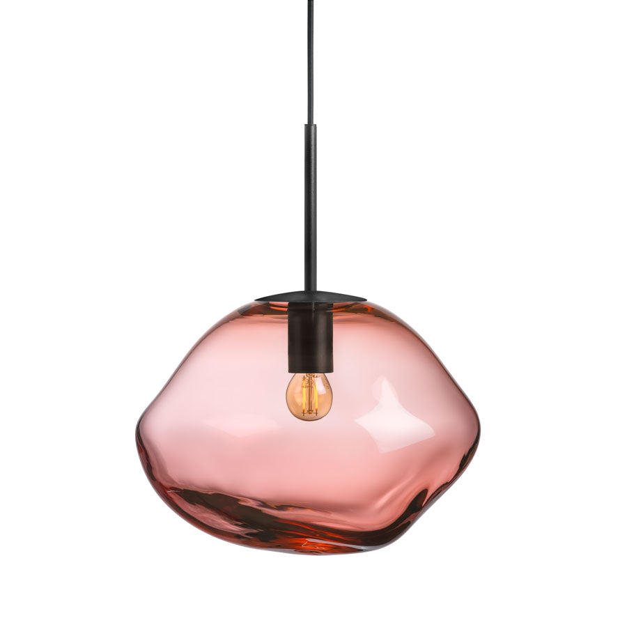 Hadeland Glassverk Crystal Stone Pendellampe Morgenrød i et moderne design, vakkert håndblåst glass som gir en varm atmosfære.