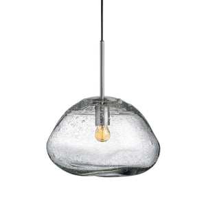 Hadeland Glassverk Crystal Stone pendellampe i klart glass med sølvfarget metall baldakin, ideal for stilige hjem, med et karakteristisk organisk design.