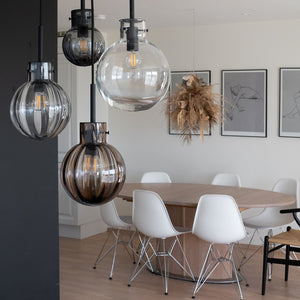 Moderne interiør med Hadeland Glassverk Vidde krystallkule taklampe i bruk, som gir stilig belysning over spisebordet i et rom med nordisk design og naturlige elementer.