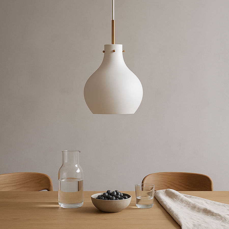 Detalj av Hadeland Glassverk Forma Embla pendellampe, viser den dråpeformede skjermen og messing baldakin, moderne og tidløst design.