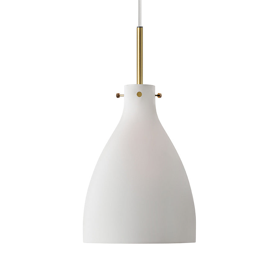 Bilde av Hadeland Glassverk Forma Frøya Taklampe i matt hvit finish, elegant design med buet skjerm og messingdetaljer, perfekt over spisebord eller som stemningsbelysning.