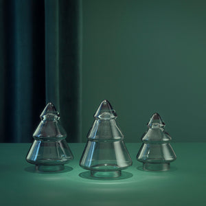 Tre forskjellige størrelser av Gran Glasstre fra Hadeland Glassverk, i klart glass, som gir et stemningsfullt lysspill, ideelt for dekorasjon.