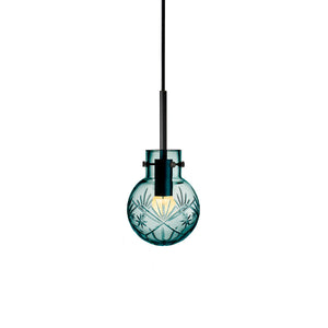 Krystallkule Taklampe Finn Blågrønn fra Hadeland Glassverk, munnblåst og håndslipt, med elegant blågrønn farge og klassisk mønster, perfekt for moderne og klassiske interiører.