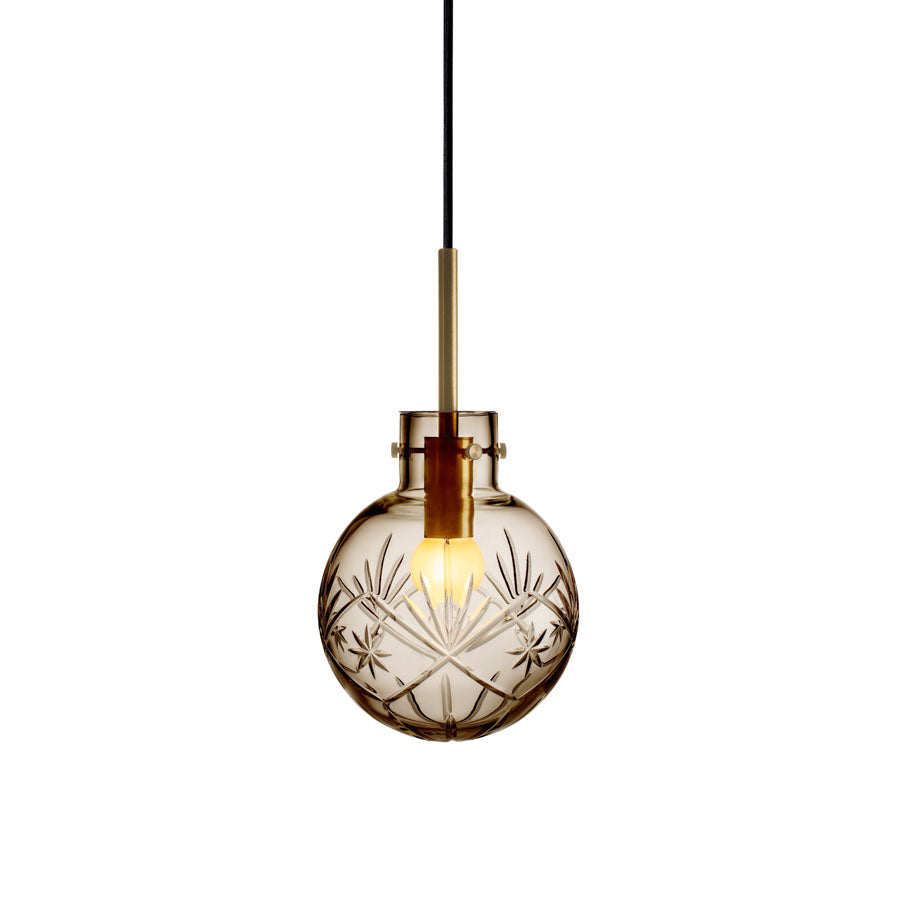 Taklampe i kakao-farget glass med klassisk design fra Hadeland Glassverk, perfekt for en lun atmosfære.