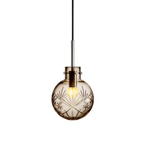 Håndblåst taklampe fra Hadeland Glassverk, kakao-farget med en raffinert diamantstruktur.