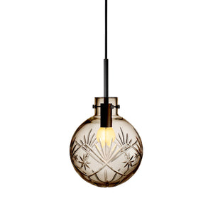 Moderne taklampe fra Hadeland Glassverk med håndslipt krystallkule, kakao-farget og stilren.