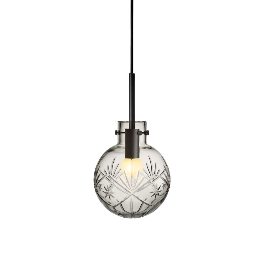 Hadeland Glassverk krystallkule taklampe med sort oppheng, håndlagd og tidsriktig design med klar glasskule, ideell for hjemmets belysning.
