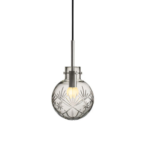Hadeland Glassverk krystallkule taklampe med metallisk oppheng, eksklusivt håndslipt mønster i klart glass, som passer inn i moderne innredning.