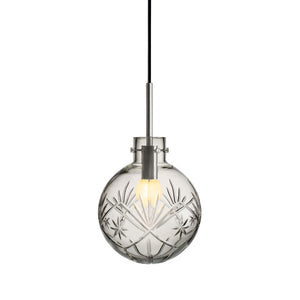 Hadeland Glassverk Krystallkule Taklampe Finn Klar med stål oppheng, tidløs taklampe i klart glass med detaljerte utskjæringer.